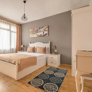https://old-town-deluxe-flats.allantalyahotels.org